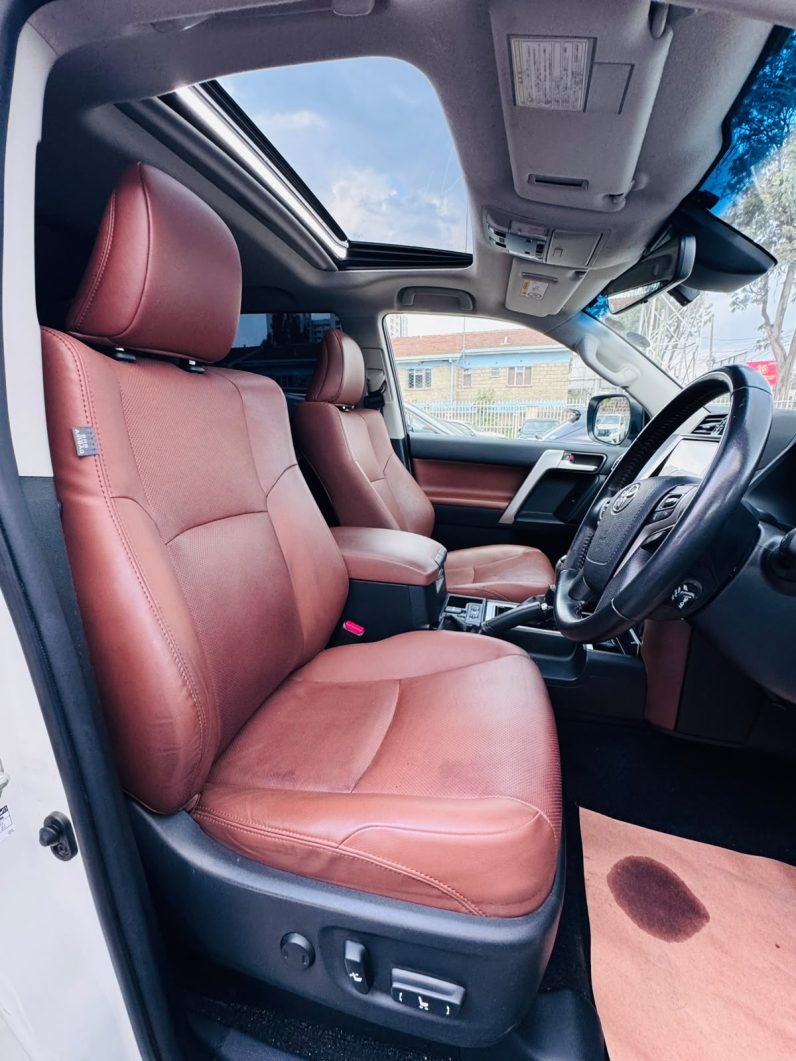 
								Toyota Land Cruiser Prado TXL full									