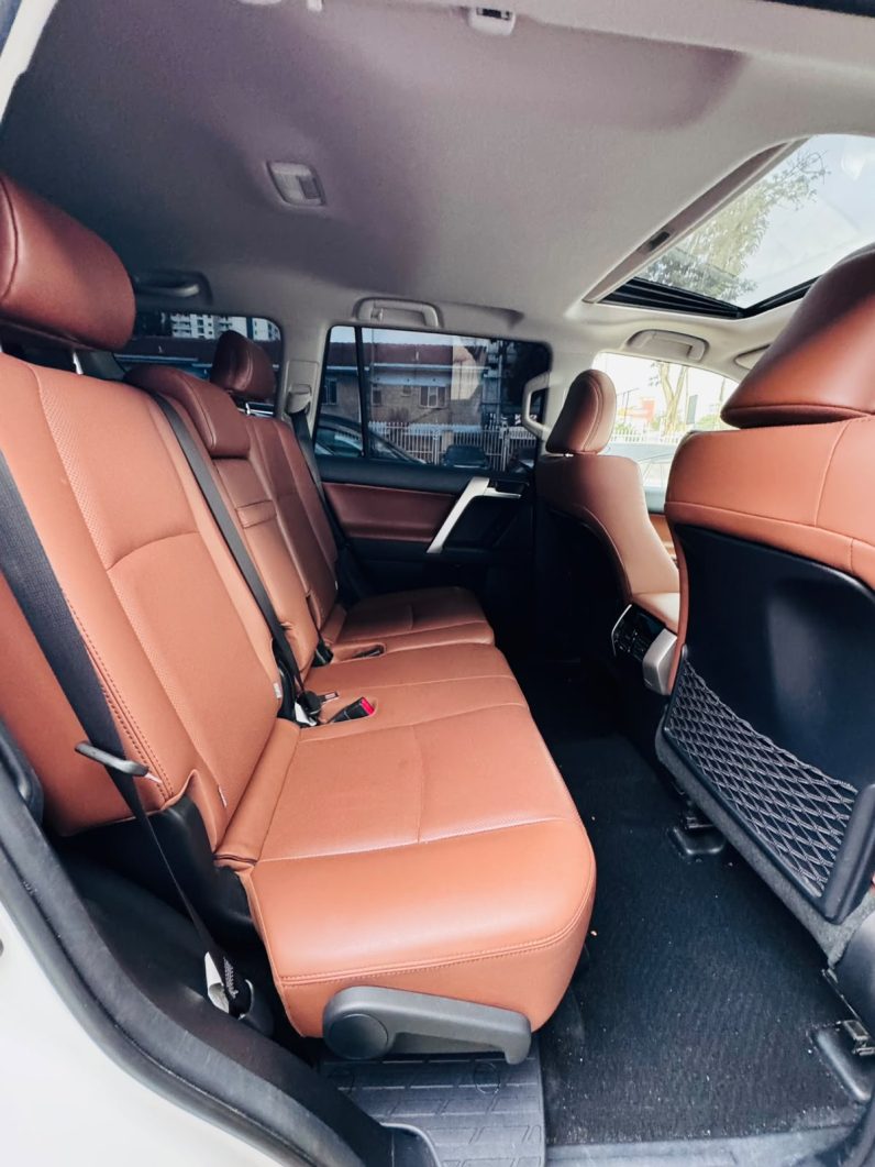 
								Toyota Land Cruiser Prado TXL full									