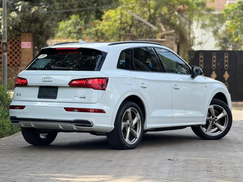 
								Audi Q5 45 TFSI full									