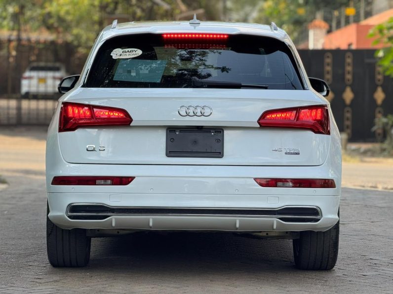 
								Audi Q5 45 TFSI full									
