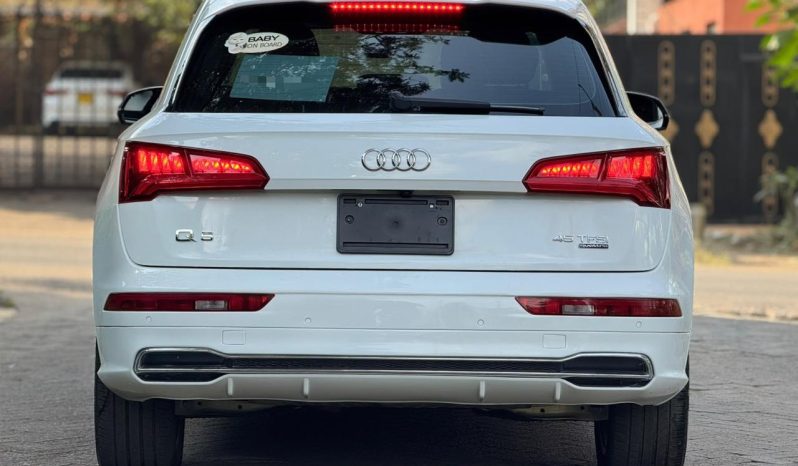 
								Audi Q5 45 TFSI full									