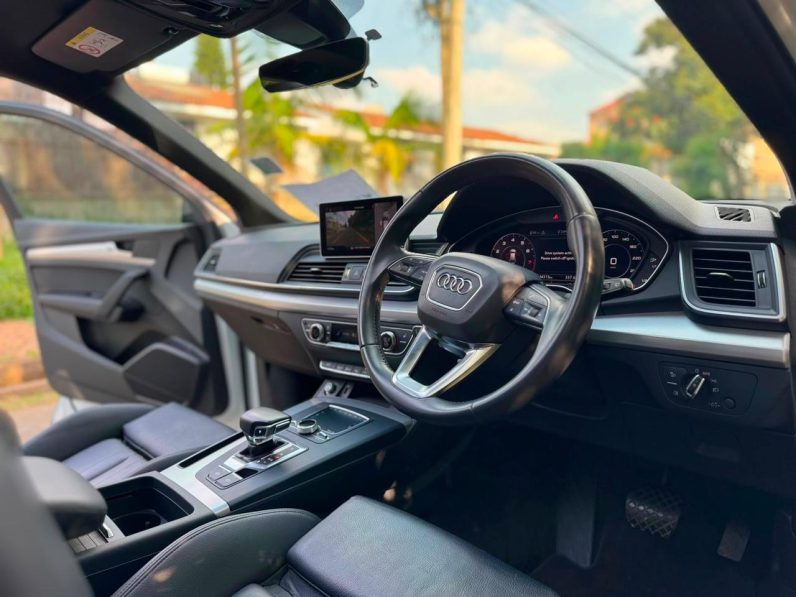 
								Audi Q5 45 TFSI full									
