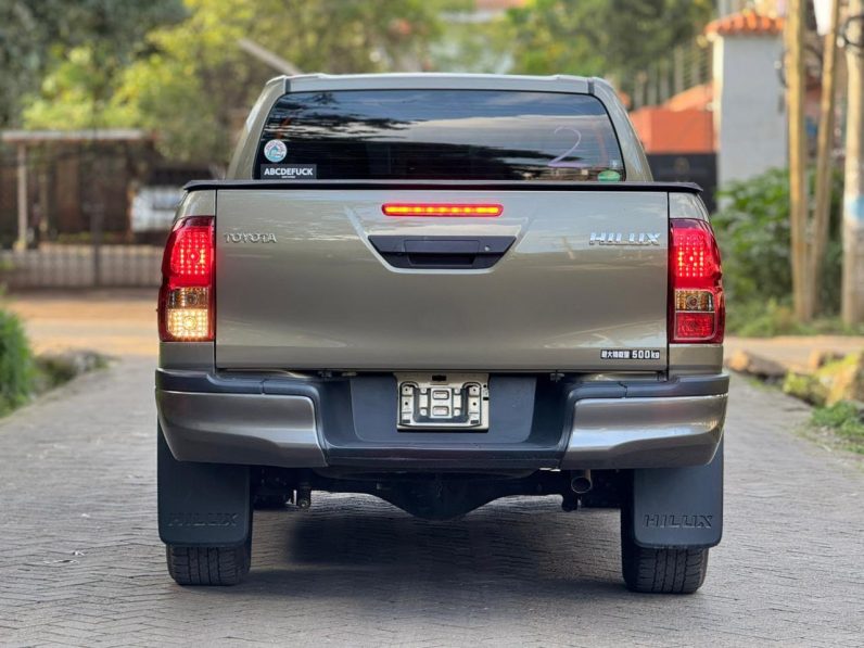 
								Toyota Hilux full									