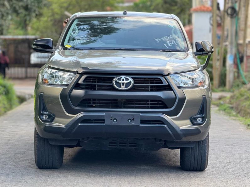 
								Toyota Hilux full									