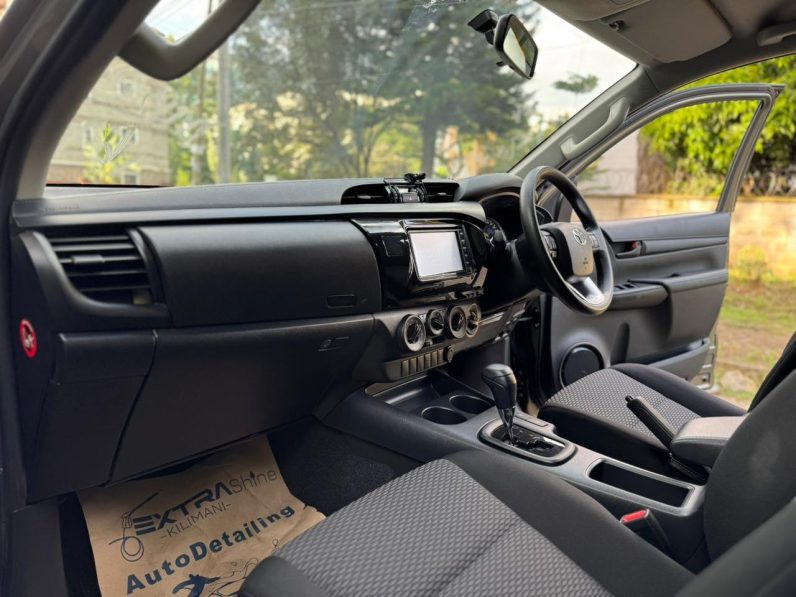 
								Toyota Hilux full									