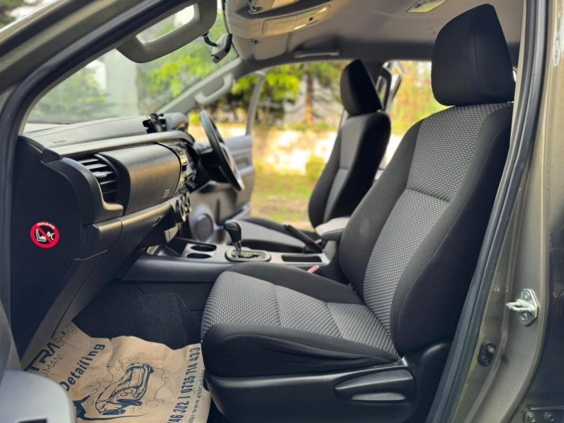 
								Toyota Hilux full									