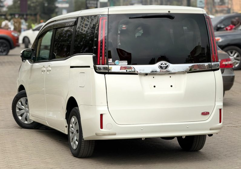 
								Toyota Noah full									