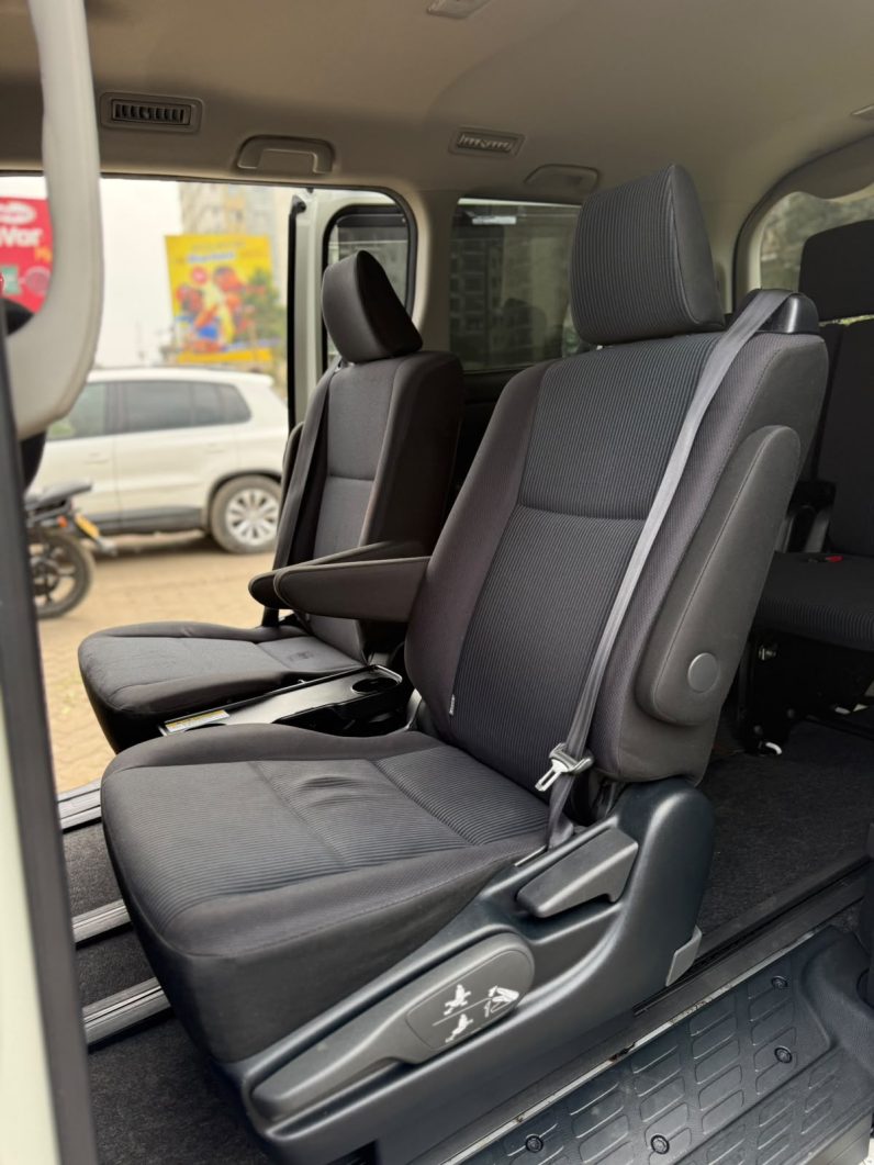 
								Toyota Noah full									