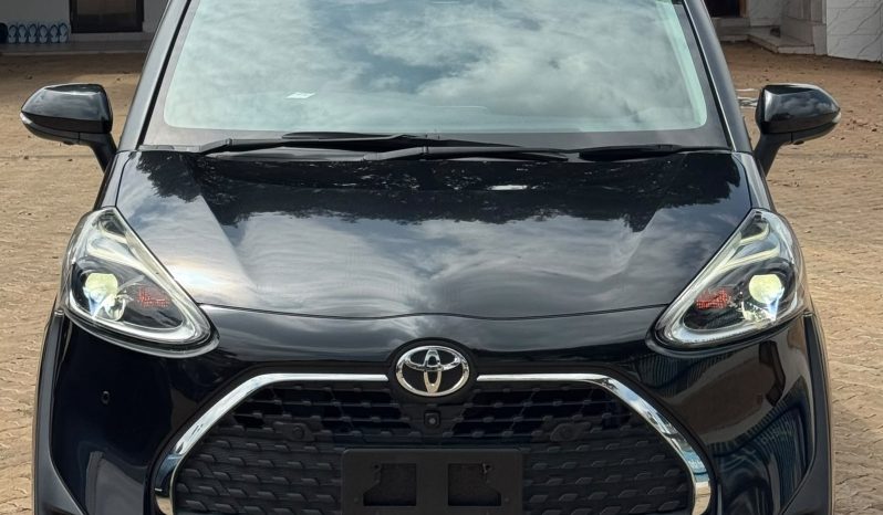 
								Toyota Sienta full									