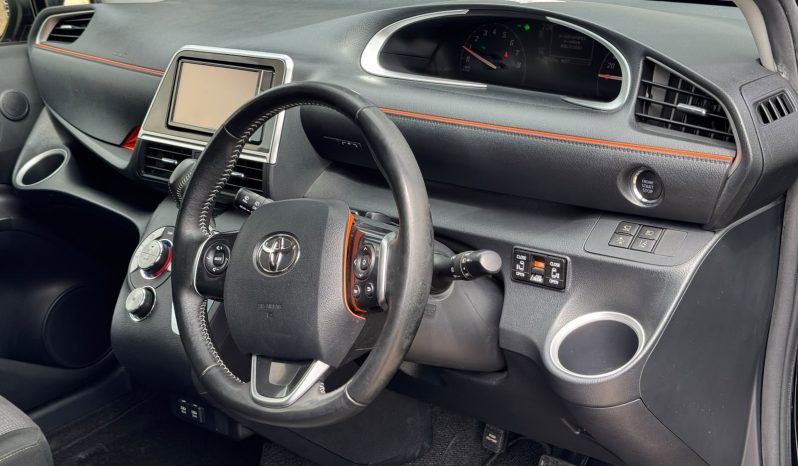 
								Toyota Sienta full									