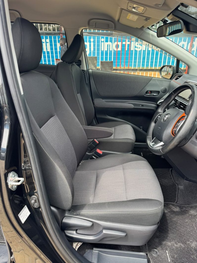 
								Toyota Sienta full									