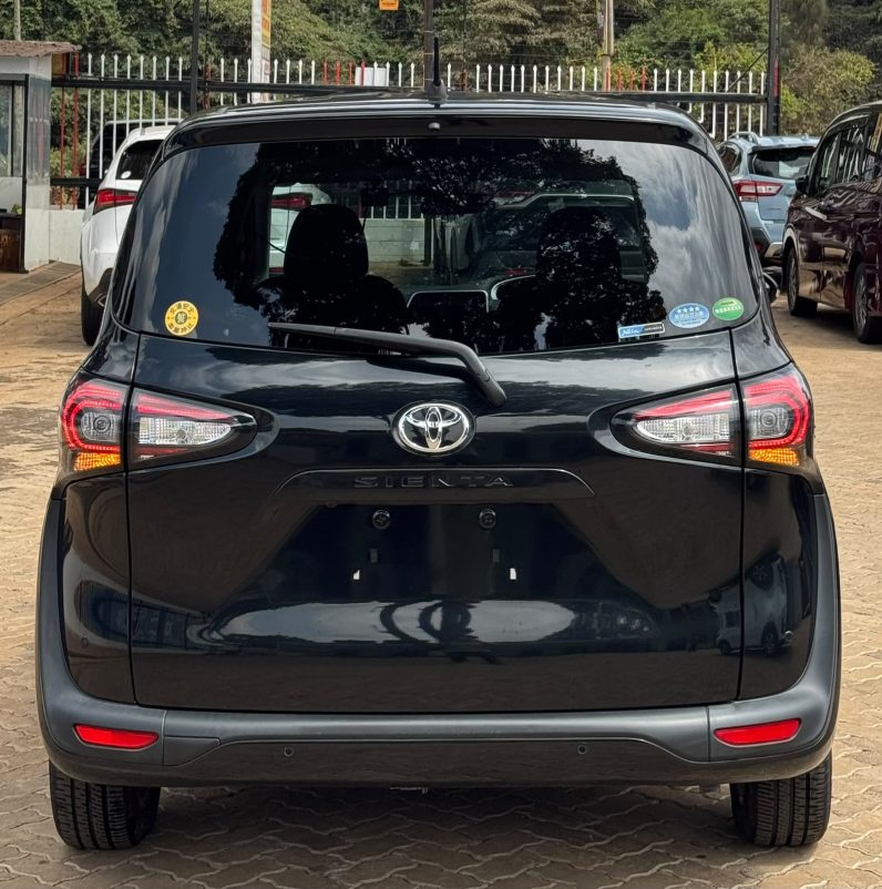 
								Toyota Sienta full									