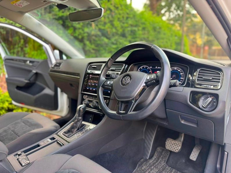 
								Volkswagen Golf full									