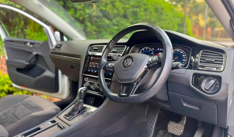 
								Volkswagen Golf full									