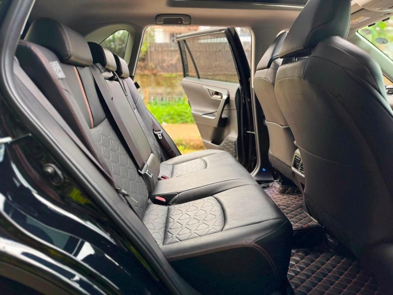 
								Toyota RAV4 full									