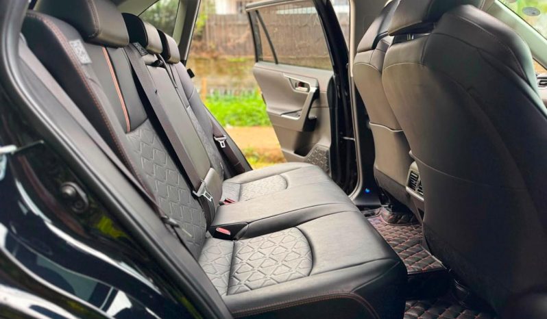 
								Toyota RAV4 full									