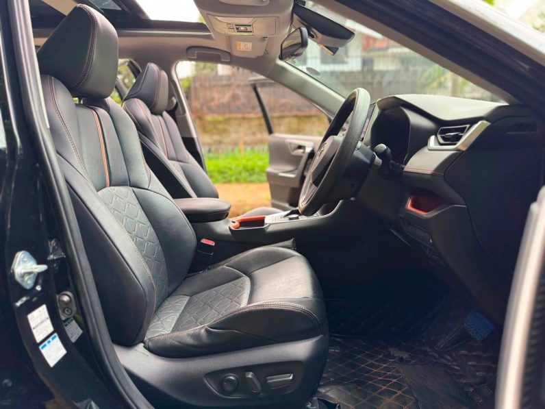 
								Toyota RAV4 full									