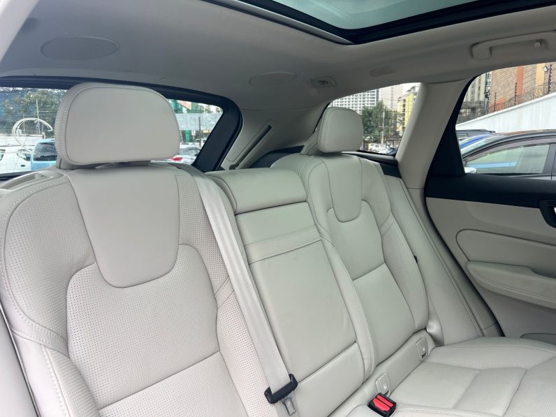 
								Volvo XC60 T8 full									