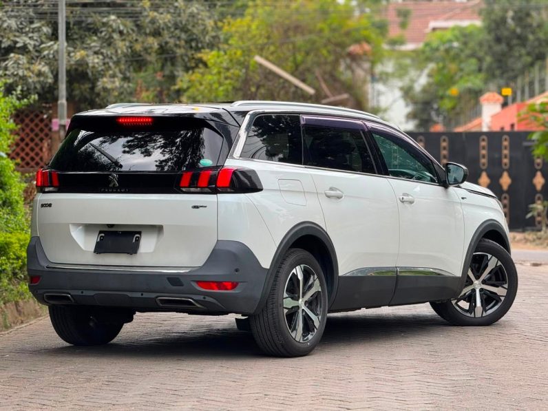 
								Peugeot 5008 GT full									