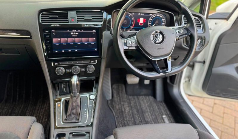 
								Volkswagen Golf full									