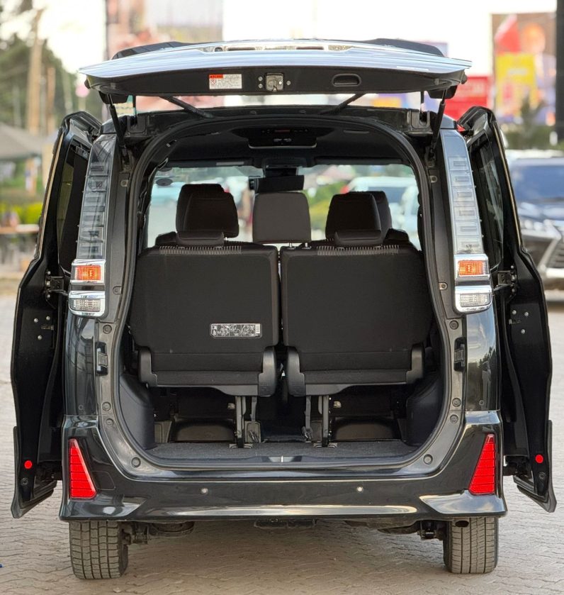 
								Toyota Voxy full									