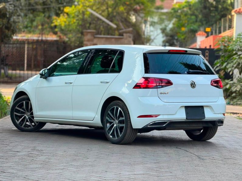 
								Volkswagen Golf full									