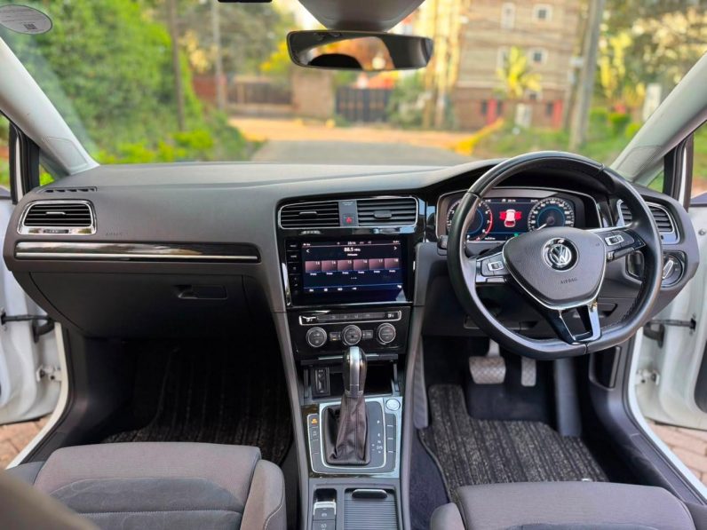 
								Volkswagen Golf full									