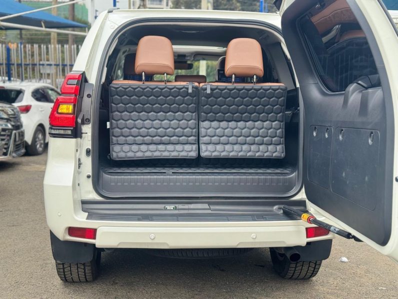 
								Toyota Land Cruiser Prado TXL full									