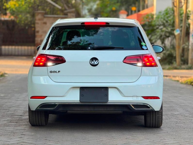
								Volkswagen Golf full									
