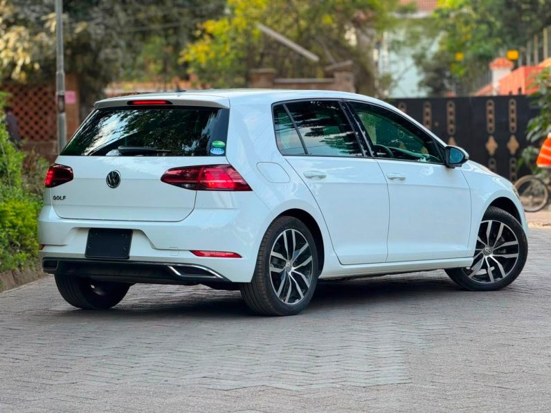 
								Volkswagen Golf full									
