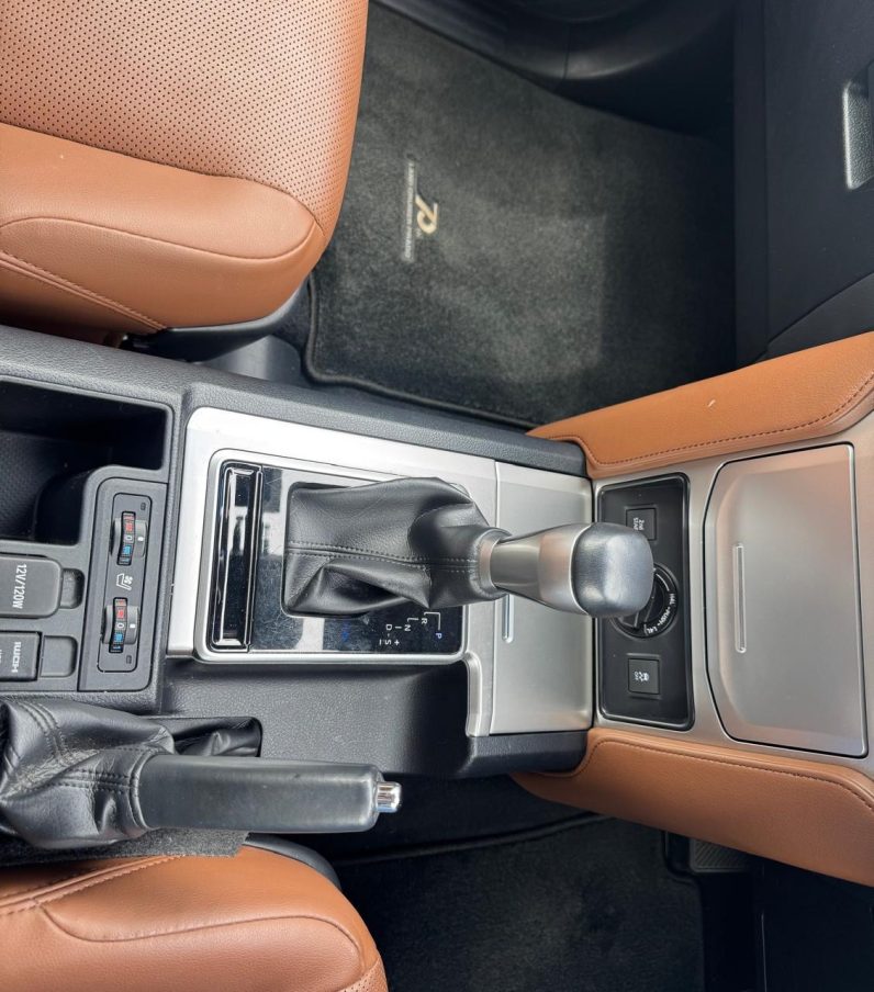 
								Toyota Land Cruiser Prado TXL full									