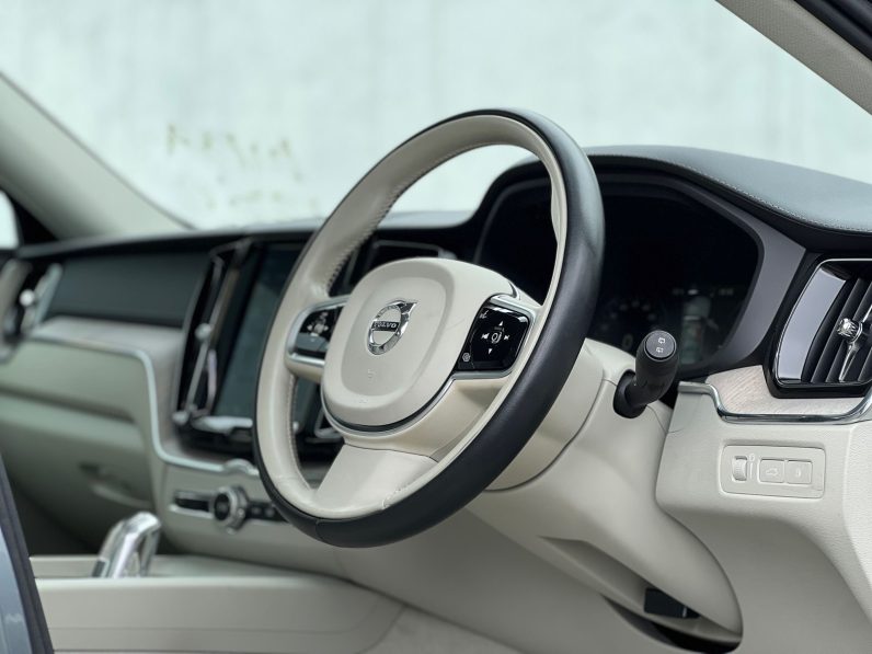 
								Volvo XC60 T8 full									