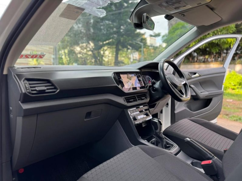 
								Volkswagen T-Cross full									