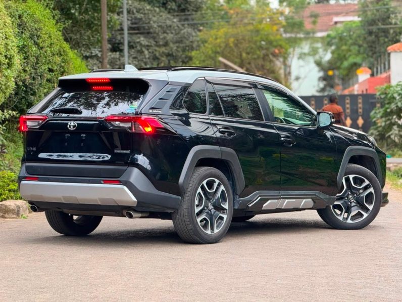 
								Toyota RAV4 full									