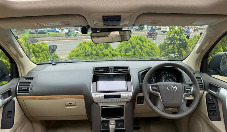 
								Toyota Land Cruiser Prado TXL full									