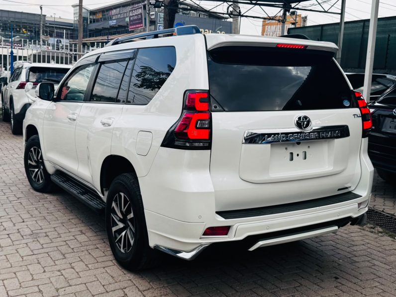 
								Toyota Land Cruiser Prado TXL full									