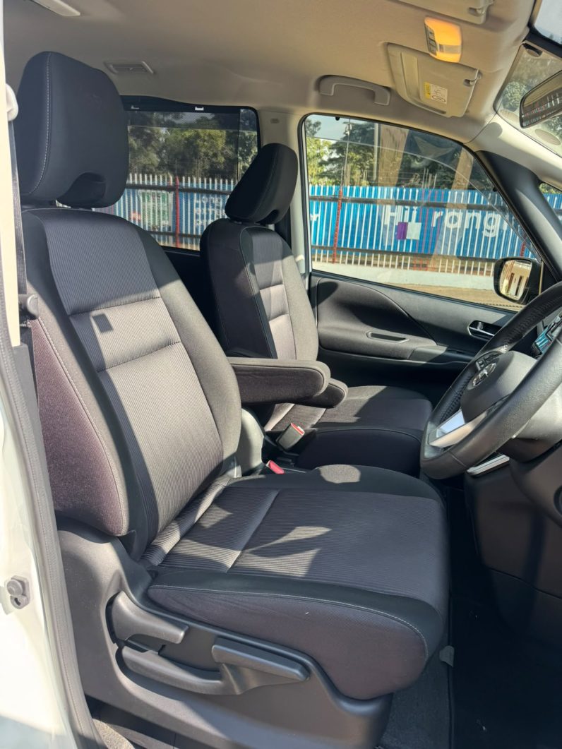 
								Nissan Serena full									