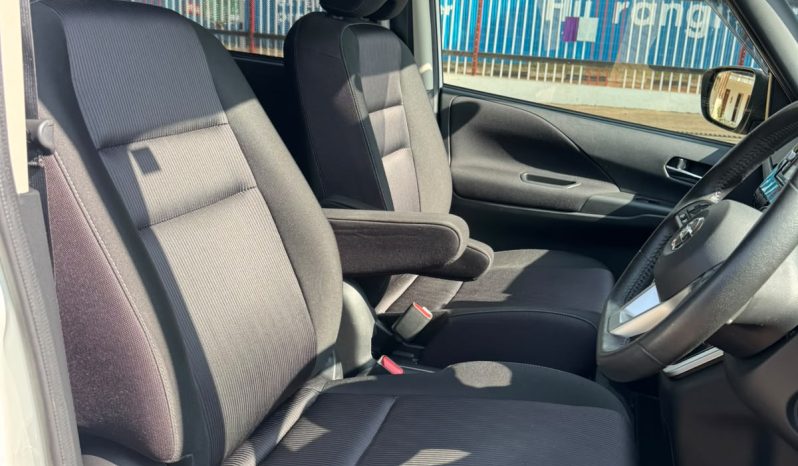 
								Nissan Serena full									