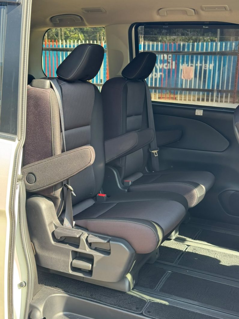 
								Nissan Serena full									