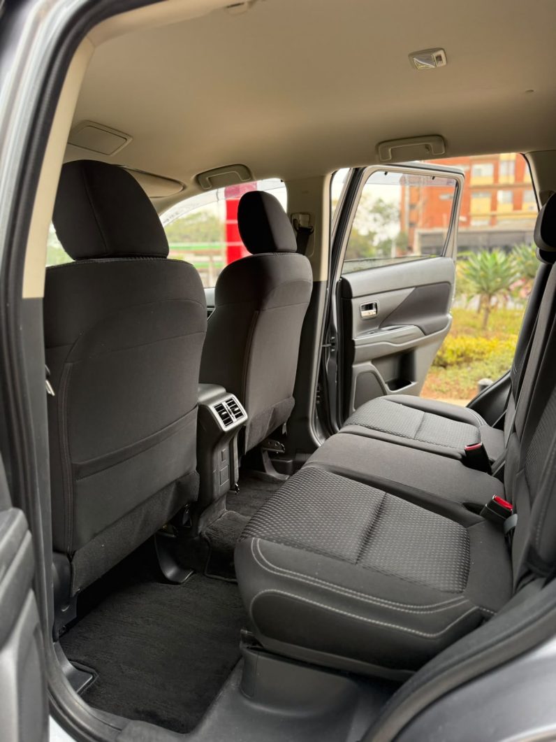 
								Mitsubishi Outlander full									