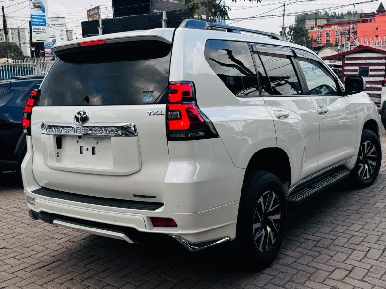 
								Toyota Land Cruiser Prado TXL full									