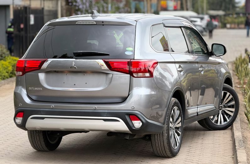 
								Mitsubishi Outlander full									