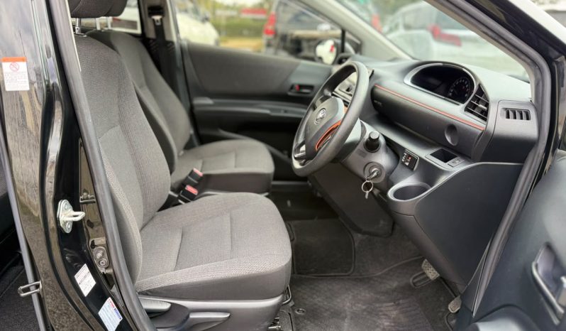 
								Toyota Sienta full									
