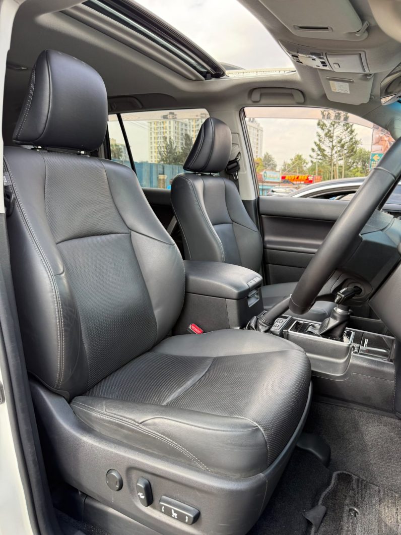 
								Toyota Land Cruiser Prado TxL full									