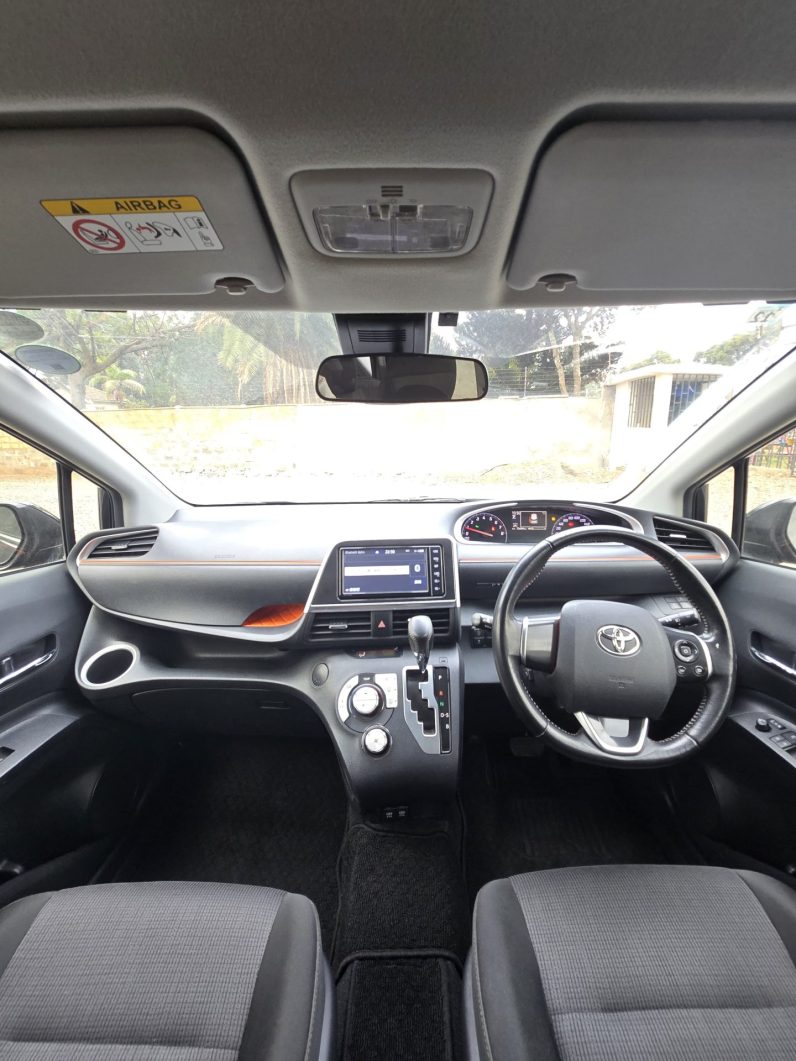 
								Toyota Sienta full									