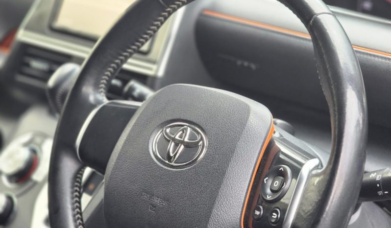 
								Toyota Sienta full									