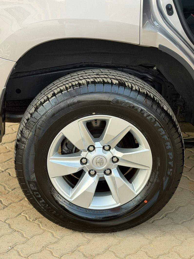 
								Toyota Landcruiser Prado TX-L full									