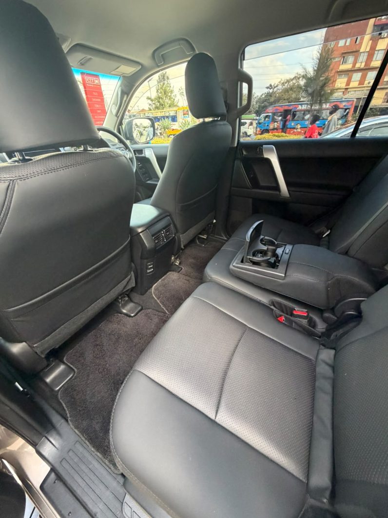 
								Toyota Landcruiser Prado TX-L full									