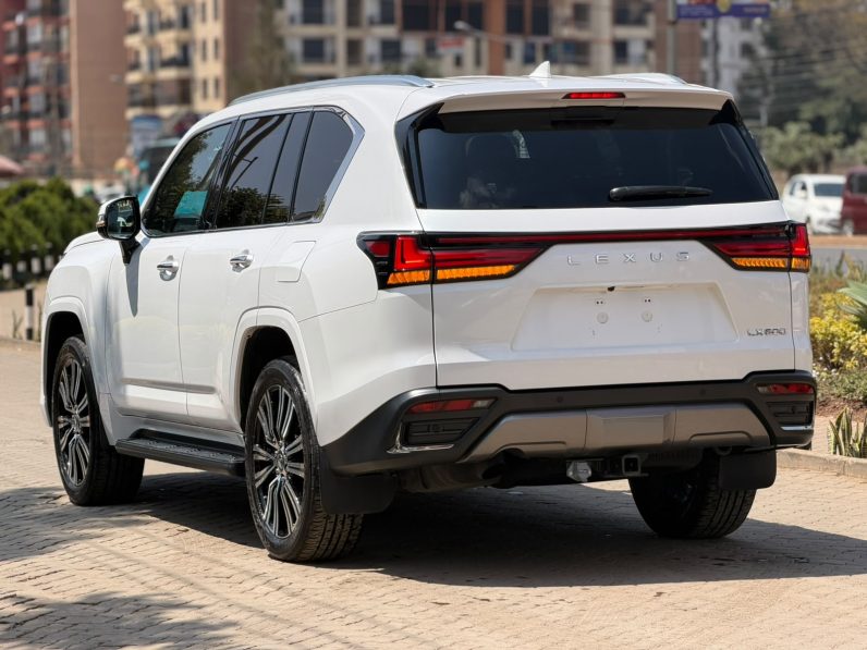 
								Lexus LX600 full									