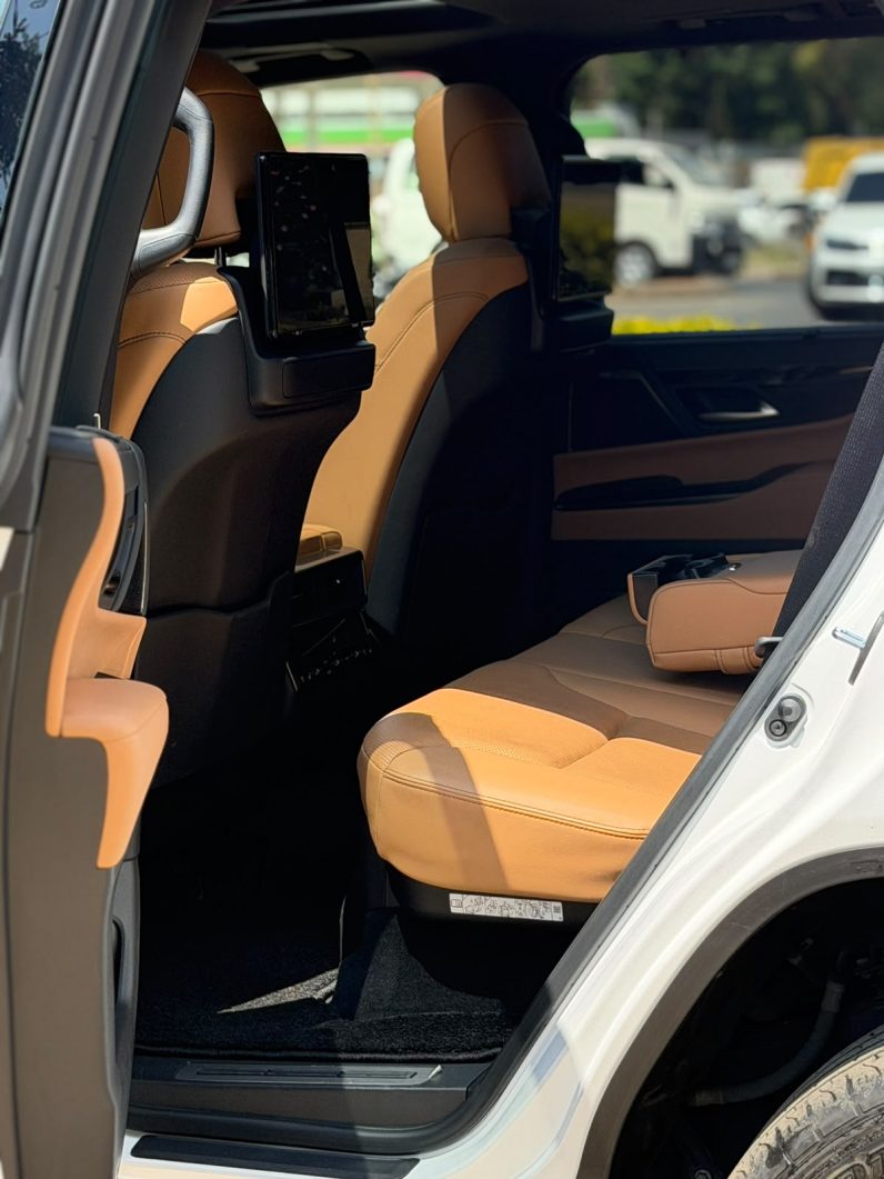 
								Lexus LX600 full									